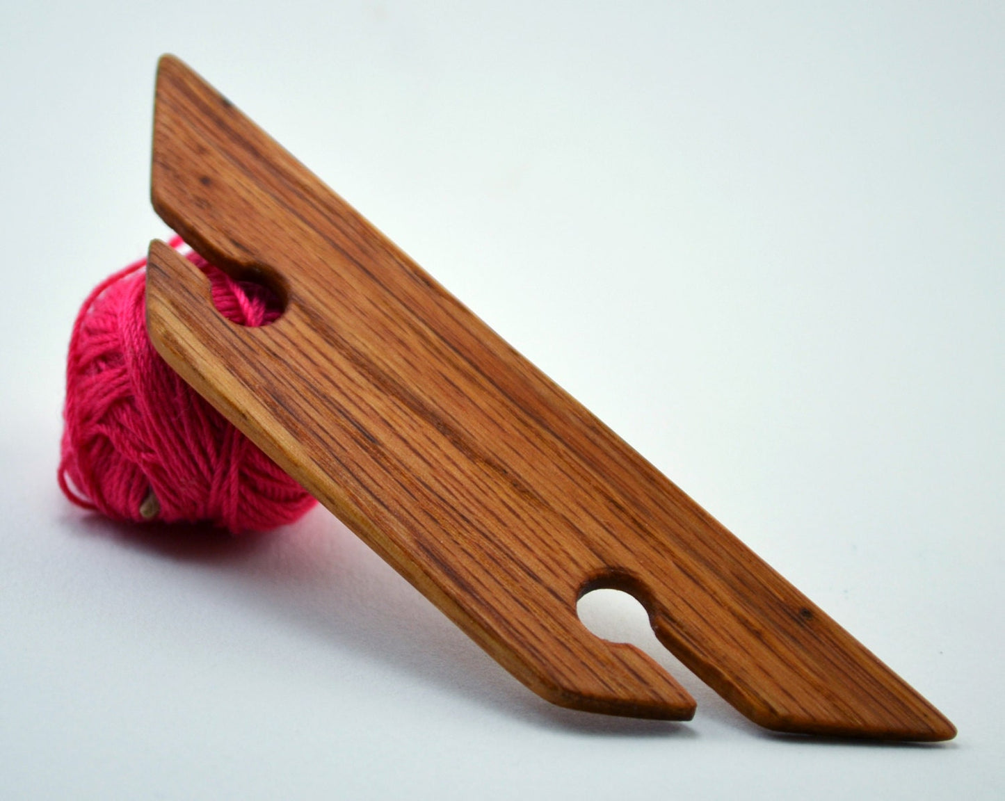 Small 4.5 inch beveled weaving shuttle. Handcraftd from red oak by Wiener Dog Ranch. Back.